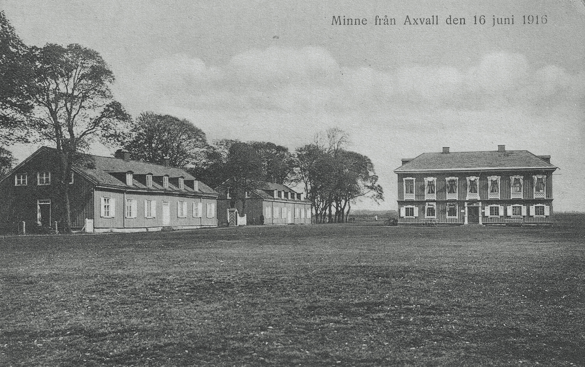 Vykort med Köksflygeln, kavaljersflygeln och Kungshuset på Axevalla hed den 16 juni 1916.