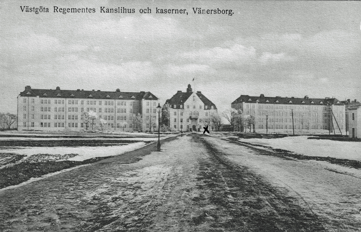 Vykort med Västgöta regementes kanslihus och kaserner i Vänersborg.