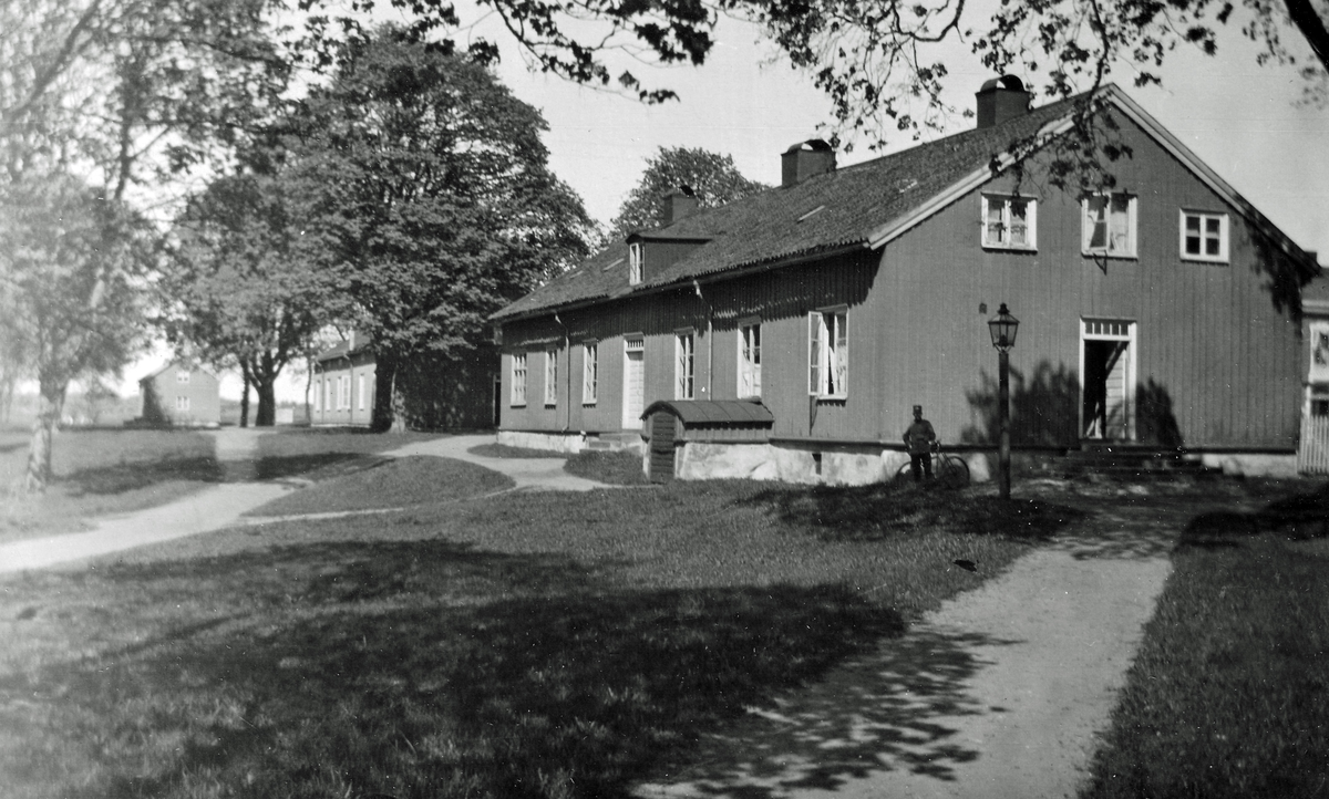 Köksflygeln (närmast), kavaljersflygeln och värdshuset (längst bort) i Västgötalägret på Axevalla hed.