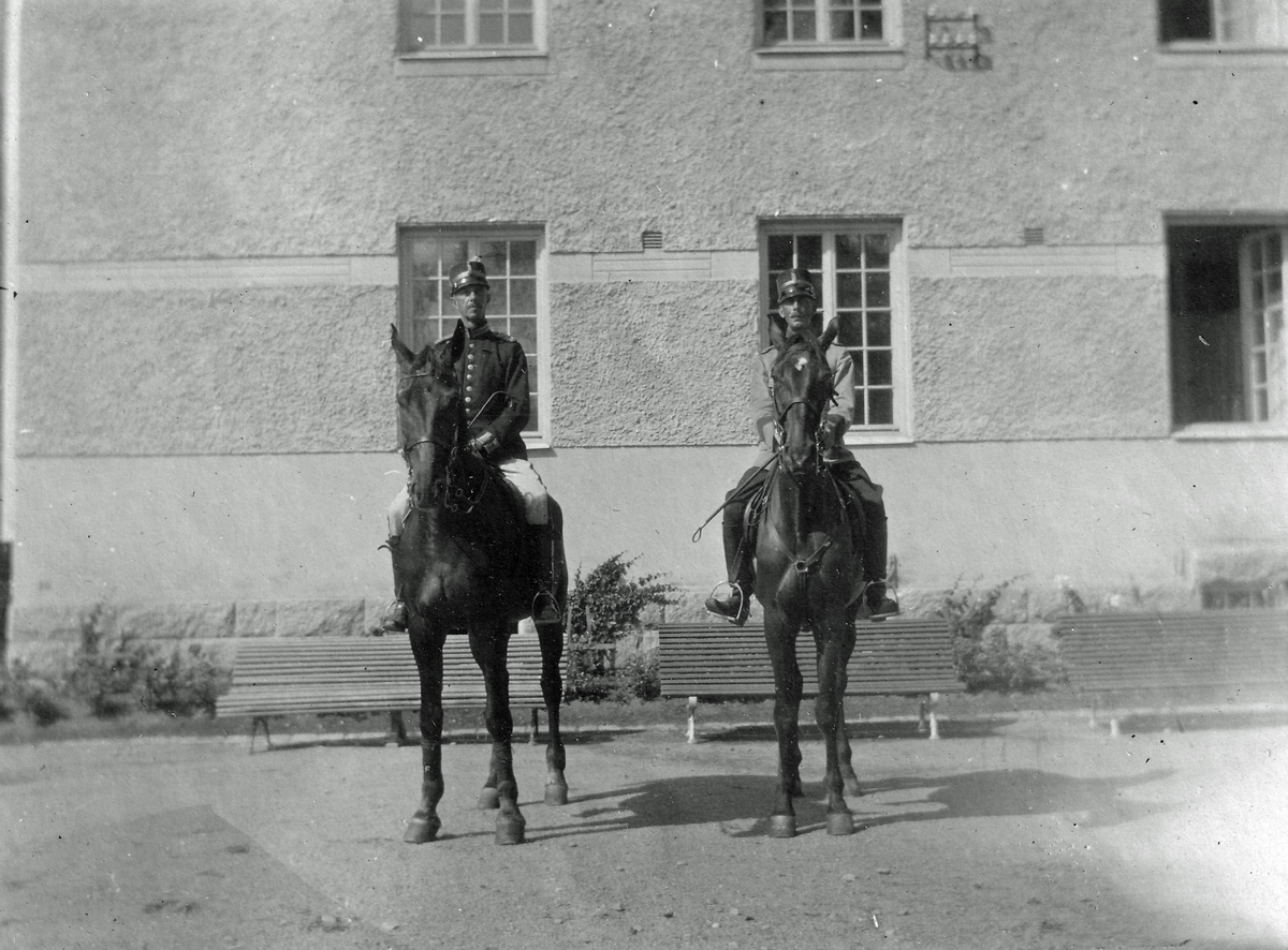 Harry Tham och en okänd ryttare framför en av Västgöta regementes kaserner i Vänersborg.