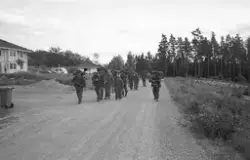 Civila figuranter under förflyttning.