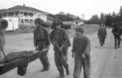 Civila figuranter under förflyttning.