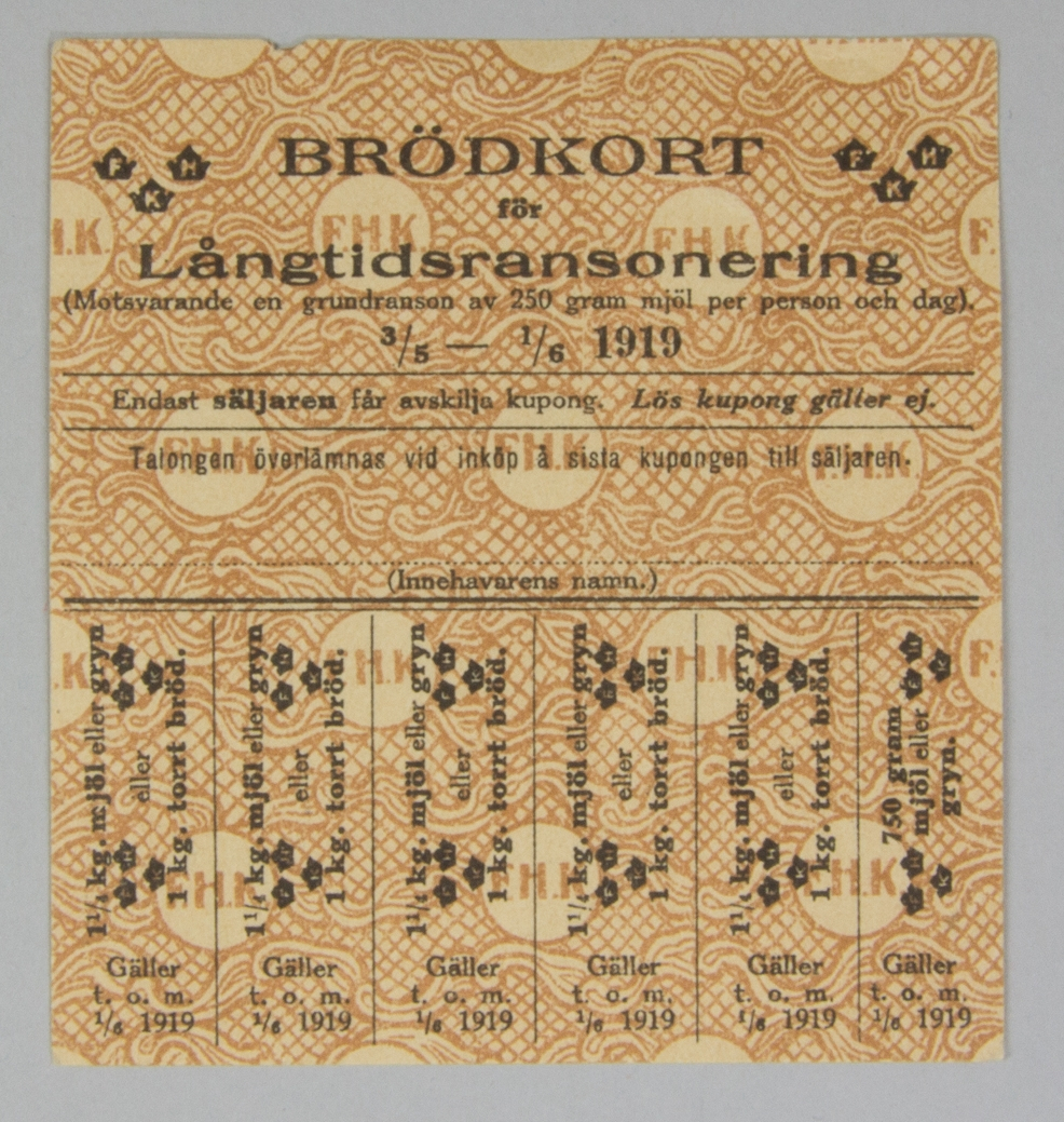 Ransoneringskort för bröd. "Brödkort för långtidsransonering". Tryckt på oblekt papper med smått mönster i brunt. Sex kuponger.