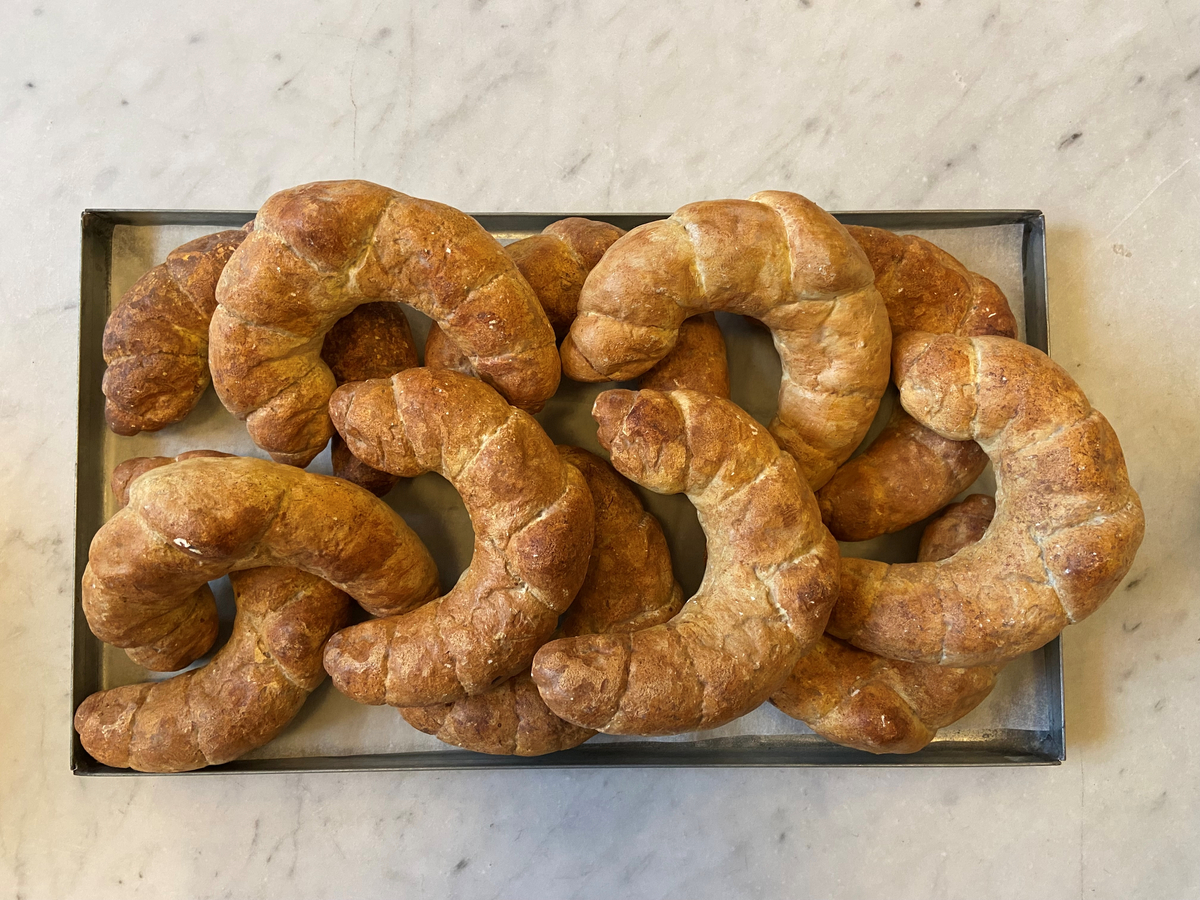 Gipsavgjutning av brödet Giffel, ursprungligen 14 stycken. Halvcirkelformade. Bruksslitage.