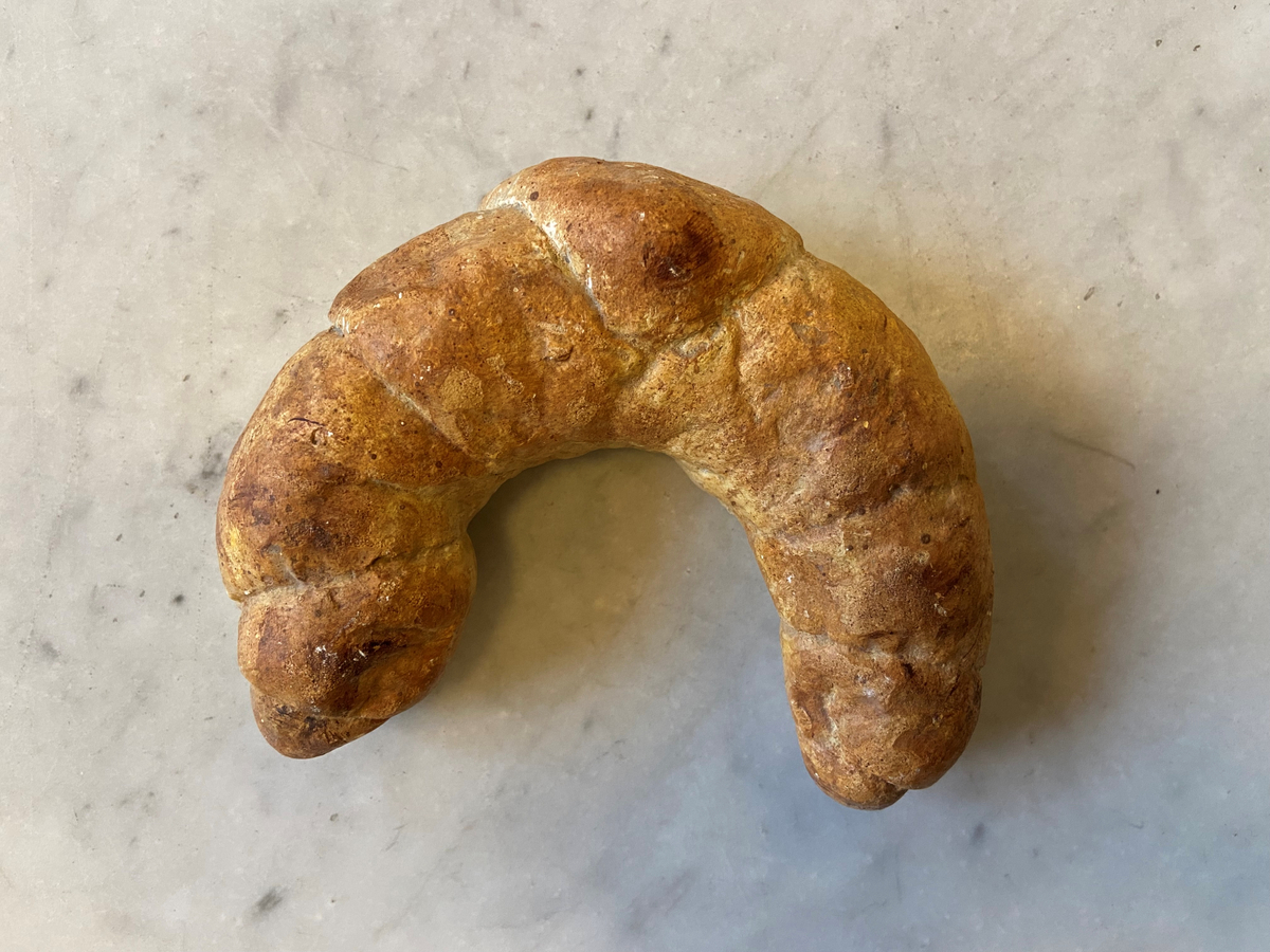 Gipsavgjutning av brödet Giffel, ursprungligen 14 stycken. Halvcirkelformade. Bruksslitage.