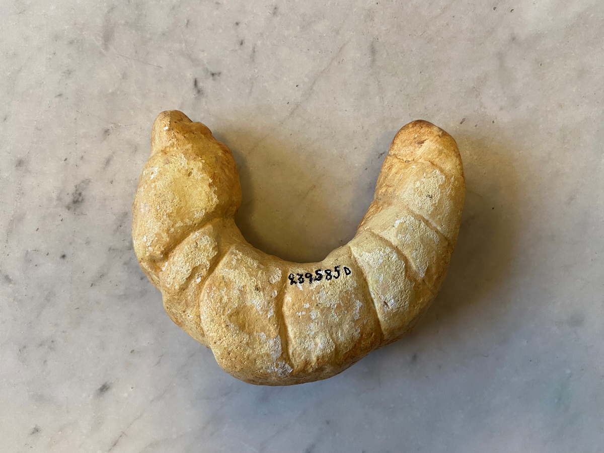 Gipsavgjutning av brödet Giffel, ursprungligen 14 stycken. Halvcirkelformade. Bruksslitage.