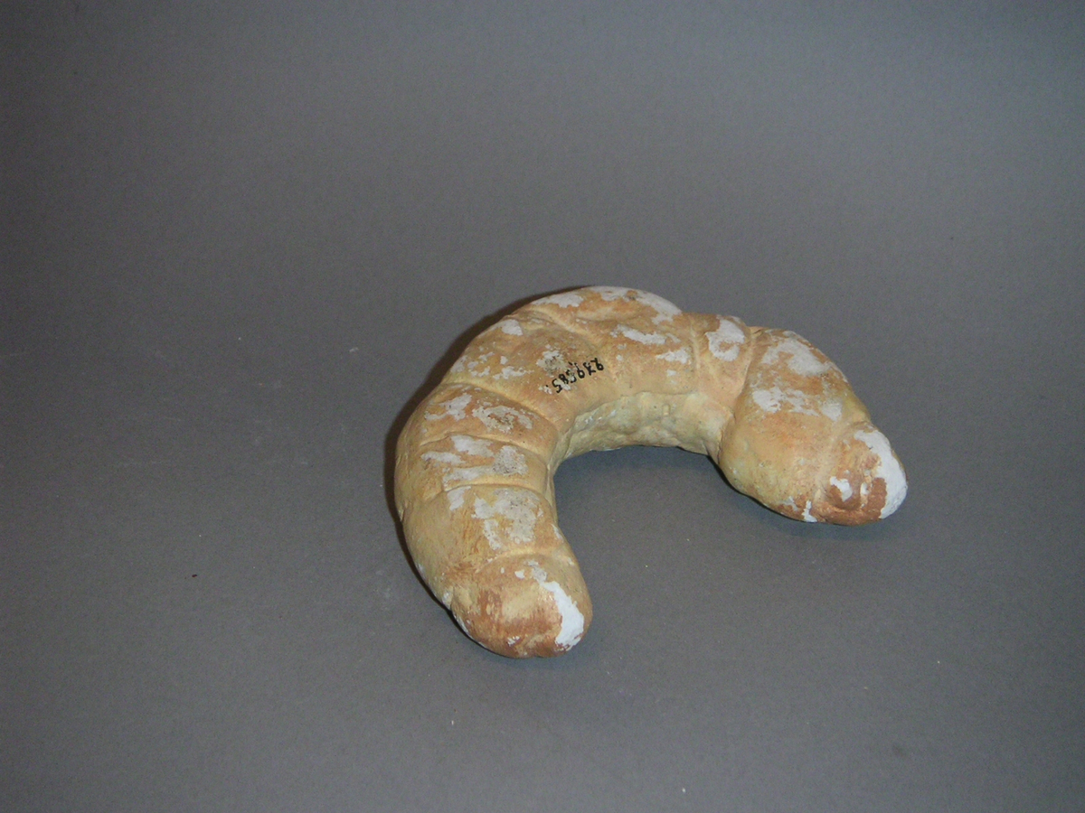 Gipsavgjutning av brödet Giffel, ursprungligen 14 stycken. Halvcirkelformade. Bruksslitage.