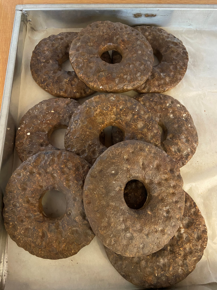 Gipsavgjutning av brödet Mandelkrans, ursprungligen 11 stycken. Rund med hål i mitten, naggad. Bruksslitage. 