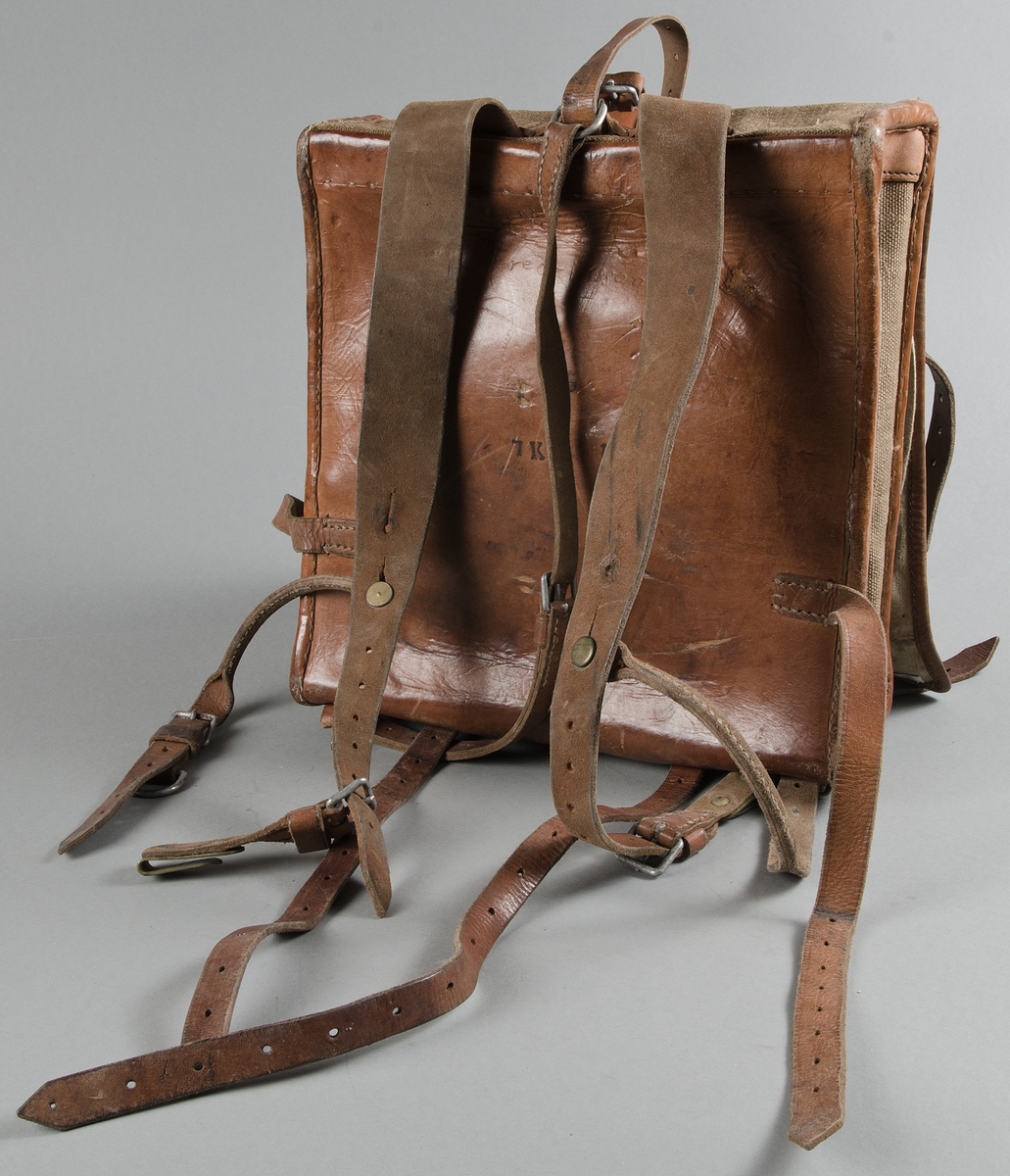 Ränsel m/1905. Av grov tuskaftad väv, hampa? och brunt läder. Läderremmar och järnspännen.