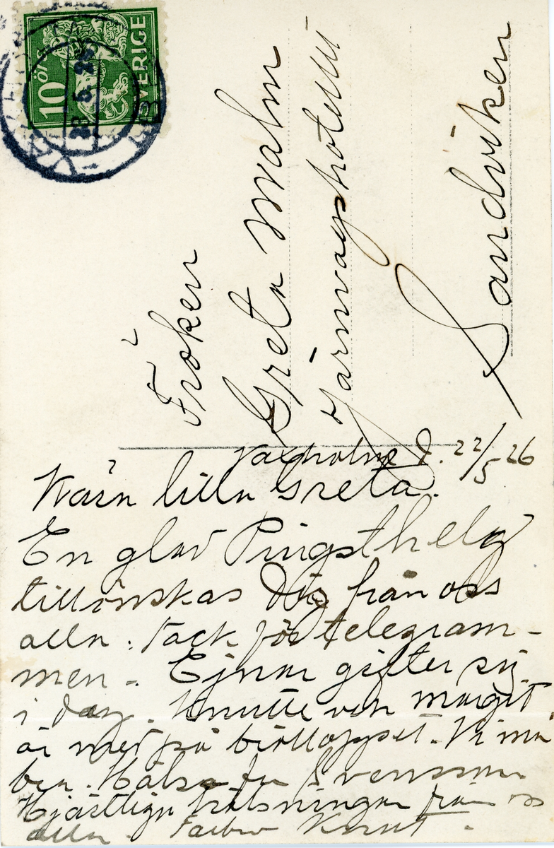 Foto av Askudden, Vaxholm. Text vid bild i album: "Stekpannan i Vaxholm".
Text på baksidan kort: "Vaxholm d. 22/5-1926. Kära lilla Greta. En glad pingsthelg tillönskas Dig från oss alla. Tack för telegrammen, Ejnar gifter sig idag, Knutte och Margit är med på bröllopet. Vi må bra. Hälsa fru Svensson. Hjärtliga hälsningar från oss alla. Farbror Knut".