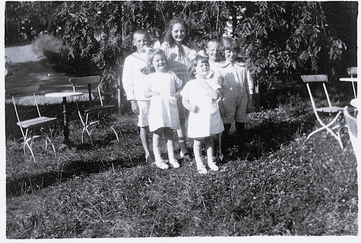 Foto av en barnaskara. Text baksida kort: "Inga och Olle med kusinerna Folke, Sven - Idas söner, Birgit, Kerstin - Elsas döttrar".