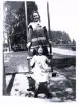 Foto av Margit (Kassan) och Inga som leker i Jädraåparken, Sandviken (enligt text vid bild i album). Text baksida kort: 