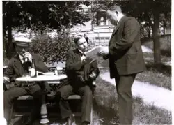 Foto av underhandlingar vid en pilsner i Vaxholm (enligt tex