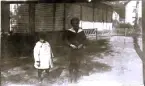 Foto av mina barn som leker på gården 1920 (enligt text vid bild i album).