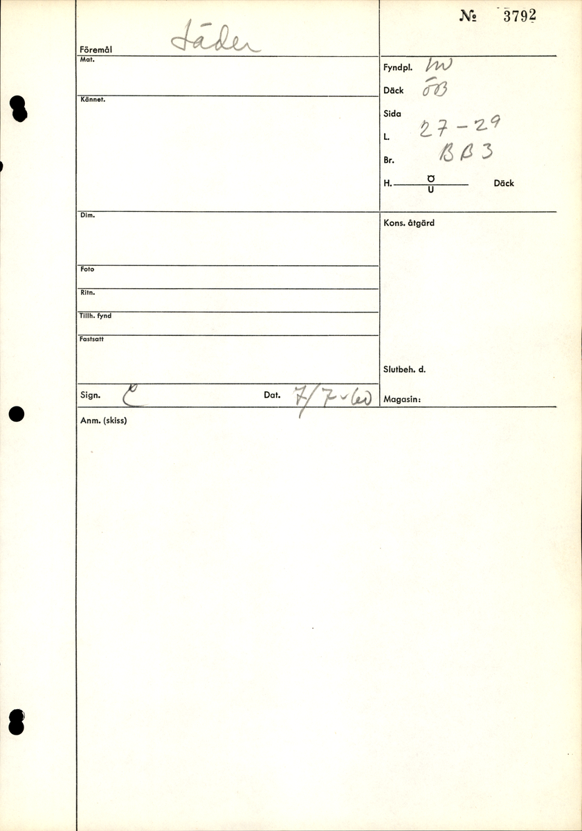 Ett 70-tal delar och fragment av stövel. Bland delarna går att urskilja en del av en klack med kvarsittande skopligg, fyra delar av ovanläder samt en stropp med avmalnande ändar. Flertalet fragment har rostfärgade utfällningar.
Lädret är tunt och sprött samt ligger hopvikt.