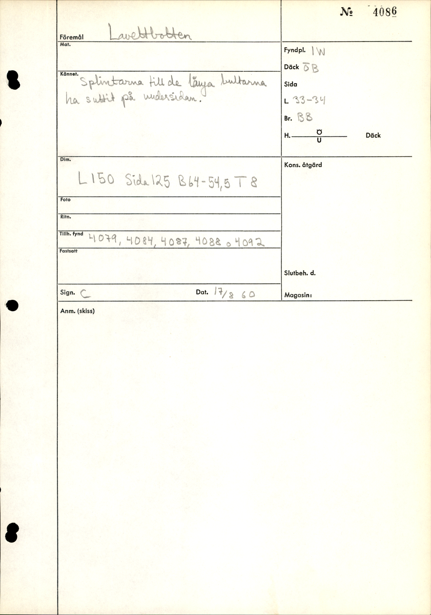 Lavettbotten. Splintarna till de långa bultarna har suttit på undersidan. Dutzhman plug. 

Cannon bed with Dutzhman plug.