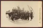 Ångkorvetten Sagas befäl har samlats för en gruppfoto på däck.