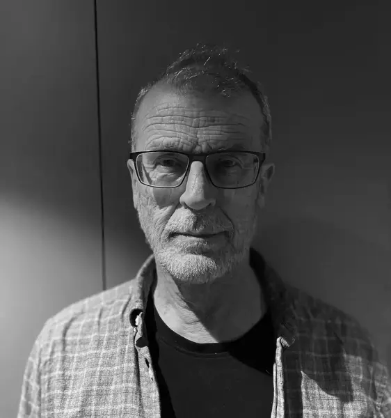 portrettbilde av Sveinung Nordstoga i rutete skjorte i svart kvitt bilde