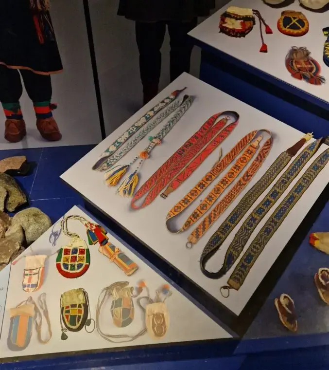 Bååstede-gjenstander i Norsk folkemuseums utstilling