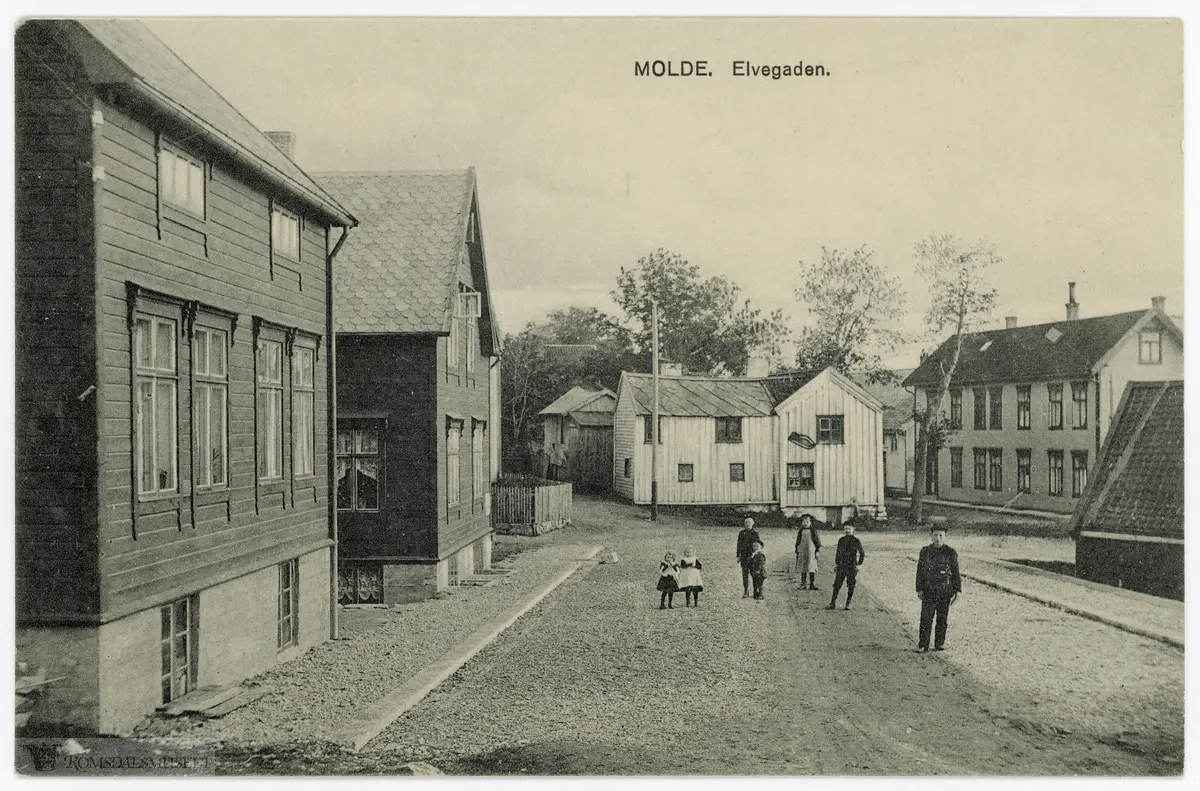 "Ranvikhjørnet i 1918. Ranvikhuset i midten og Parelius-huset til høyre (revet). De andre husene til venstre står i dag."