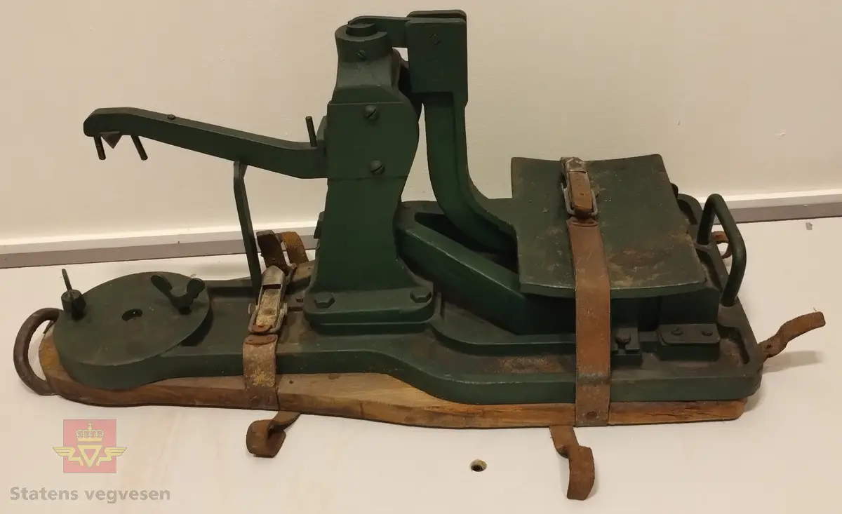 Bilvekt, understell i jern. Grønnmalt. Ligges i brun kasse med bunn av tre og overdel av svinelær. 