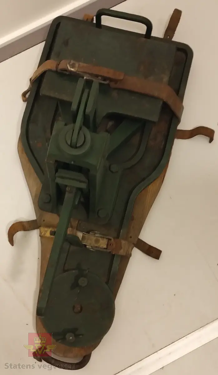 Bilvekt, understell i jern. Grønnmalt. Ligges i brun kasse med bunn av tre og overdel av svinelær. 