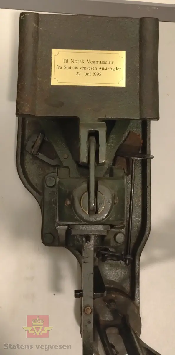 Grønn vekt av metall. I bra stand. En påsatt gullfarget messingplate hvor det står at dette er en gave fra SVV Aust - Agder. 
Tilbehør består av:
NVM 01508 - 001 Påkjøringsrampe av tre, grønnmalt. Har metallbeslag. Brukt for å kjøre av og på bilvekt.
NVM 01508 - 002 Påkjøringsrampe av tre, grønnmalt. Har metallbeslag. Brukt for å kjøre av og på bilvekt.
NVM 01508 - 003 Svart lodd av jern, til bilvekt. Innstøpt i loddet 500 KG. 