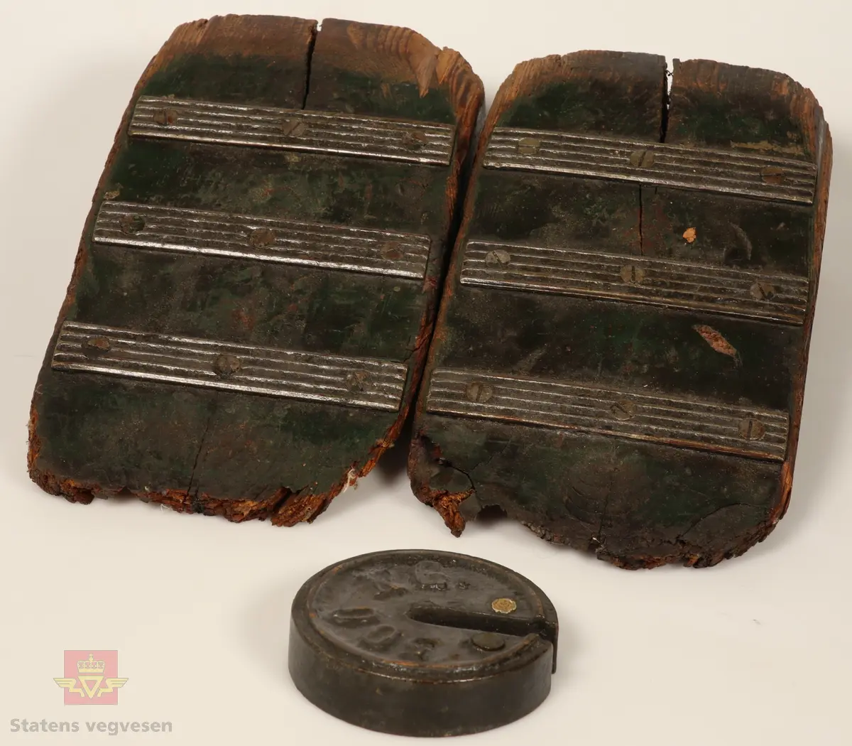 Grønn vekt av metall. I bra stand. En påsatt gullfarget messingplate hvor det står at dette er en gave fra SVV Aust - Agder. 
Tilbehør består av:
NVM 01508 - 001 Påkjøringsrampe av tre, grønnmalt. Har metallbeslag. Brukt for å kjøre av og på bilvekt.
NVM 01508 - 002 Påkjøringsrampe av tre, grønnmalt. Har metallbeslag. Brukt for å kjøre av og på bilvekt.
NVM 01508 - 003 Svart lodd av jern, til bilvekt. Innstøpt i loddet 500 KG. 