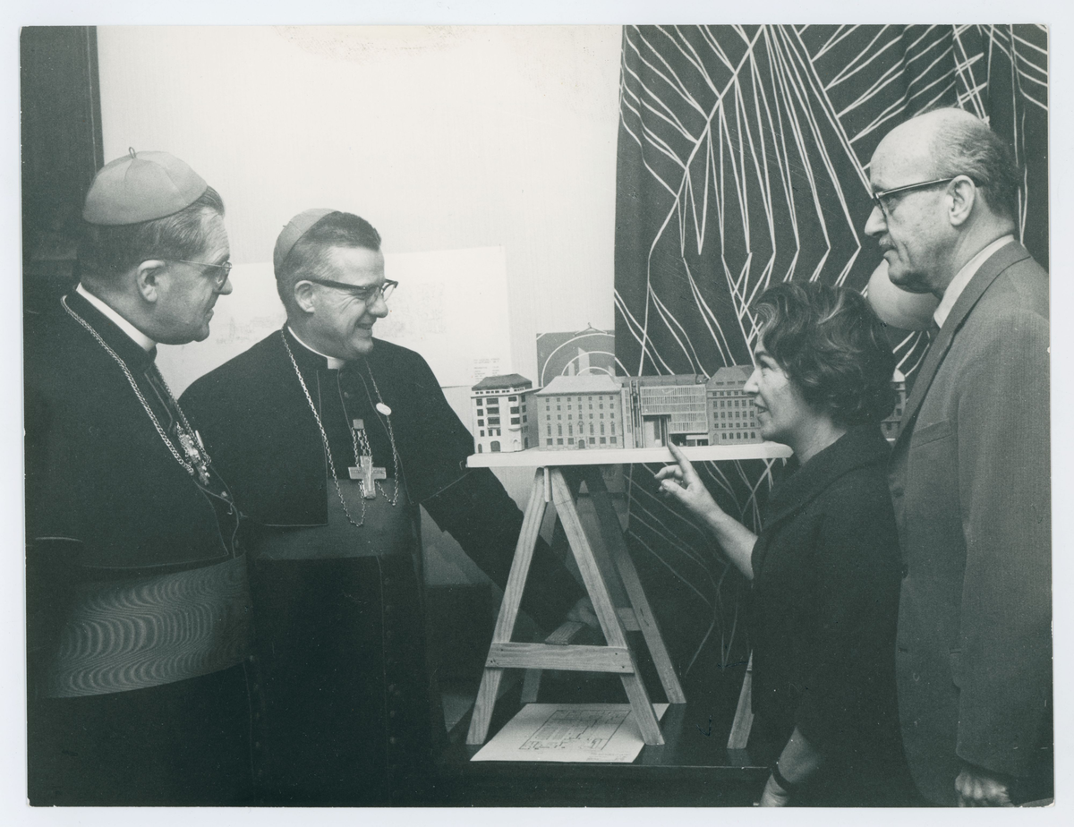 Nya katolska kyrkan
Kardinal Döpfner, biskop Taylor, arkitekt Léonie Geisendorf och arkitekt Holger Blom framför en modell av katolska kyrkan.