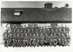 En pluton från I11 har samlats för fotografen på kaserngården en solig vårvinterdag, ca 1940-43.