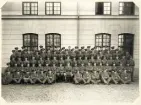 Ett kompani befälselever har samlats för fotografen ca 1940.
Krigsskolan, Karlberg (?).