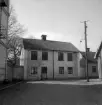 I området av den igenlagda delen av Helgonagatan i Skänninge låg tills den revs stadens gamla komministergård. Foto 1952.