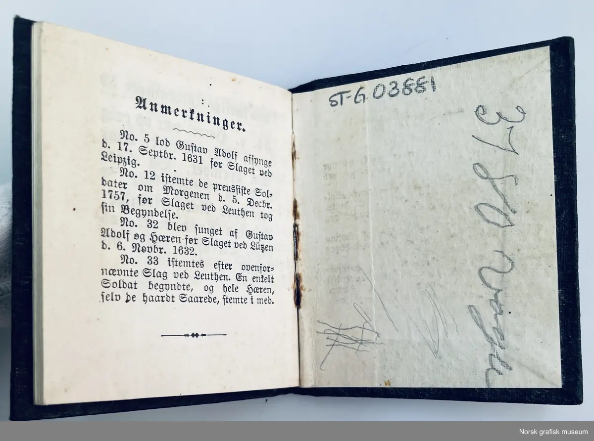 Liten sort bok på 60 sider med gotisk (fraktur) trykket skrift. sBoken inneholder kristne salmer og vers for hver av ukens dager, samt ved særlige anlendinger. Samlet av J. N. Skaar, Biskop. 

På baksiden av forsiden av boken står det at boken er bestemt innført i den norsk arme av det kongelige norske forsvarsdepartement (1891).