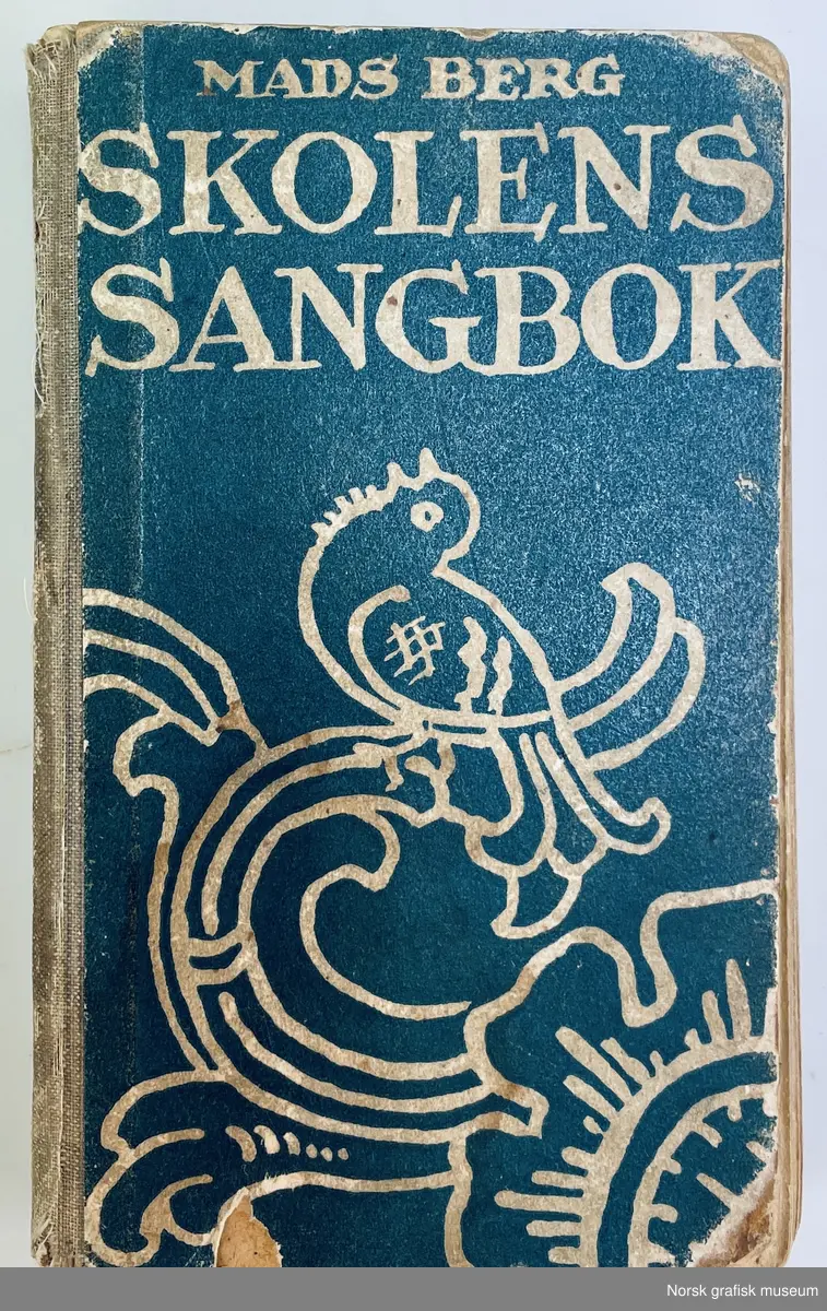 "Skolens sangbok" av Mads Berg. 

Bok med stivbind med fast rygg i lerret, hvor permryggen er limt til blokka. Omslaget er blått med illustrasjon av en stilisert fugl på en gren.