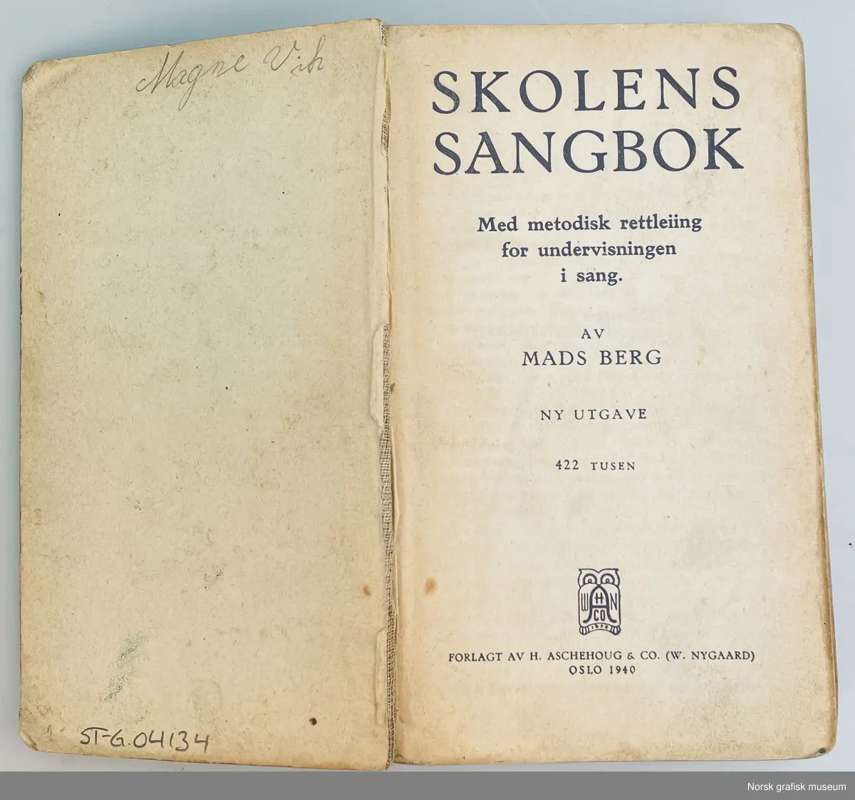 "Skolens sangbok" av Mads Berg. 

Bok med stivbind med fast rygg i lerret, hvor permryggen er limt til blokka. Omslaget er blått med illustrasjon av en stilisert fugl på en gren.