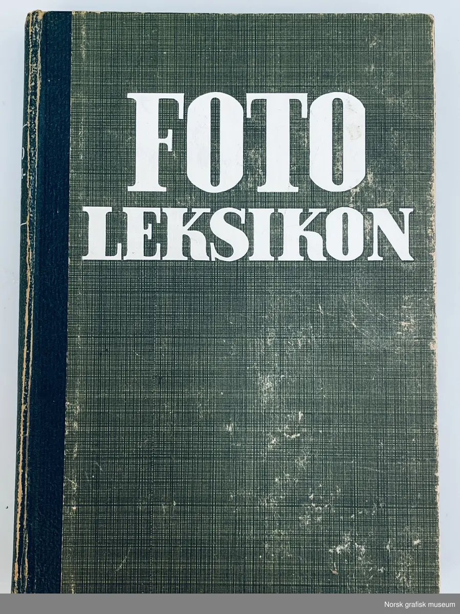 Fotoleksikon av Albert Svensson. Norsk utgave med ingeniørkjemiker Brynjulv Abrahamsen. 

Kvartbind med mørkegrønt skinn på ryggen og grønt papiromslag. Tittel i hvitt på forsiden og på ryggen.