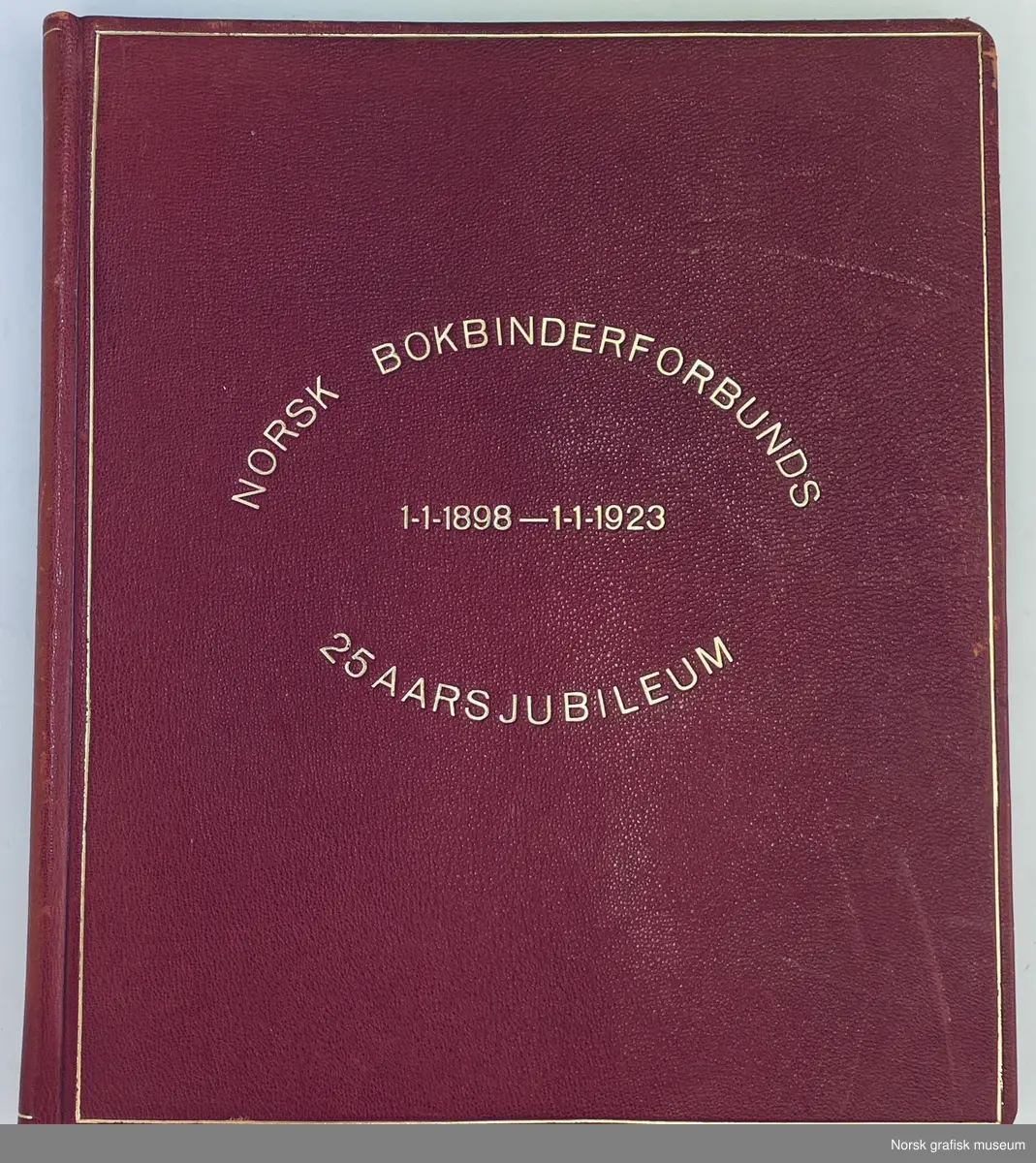 En innbundet mappe i burgunder skinn med tittel og speil i gull. Marmorert forsatspapir. 

Mappen inneholder ren rekke telegram fra andre foreninger med gratulasjoner i forbindelse med 25 års jubileet.