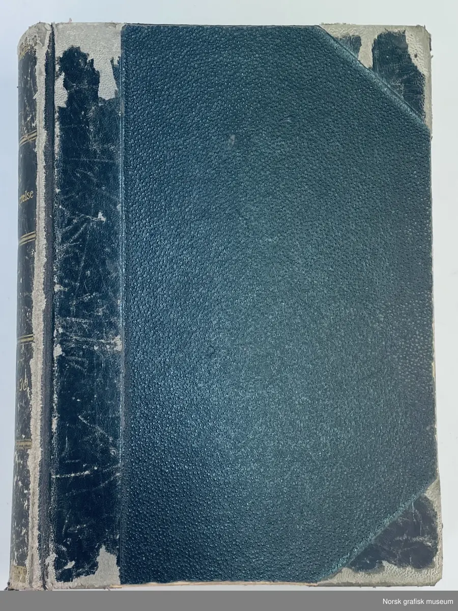 "Norsk bokfortegnelse for 1926-1930" er en salgskatalog, nasjonalbibliografi og forfatteroversikt. Boken på 625 sider et sort halvbind, med glatt skinn på rygg og hjørner, og et grovere skinn på omslaget. Dekorert forsatspapir. Ryggen er dekorert med border og tittel i gullpreg. Boken bærer preg av slitasje, men er hel.