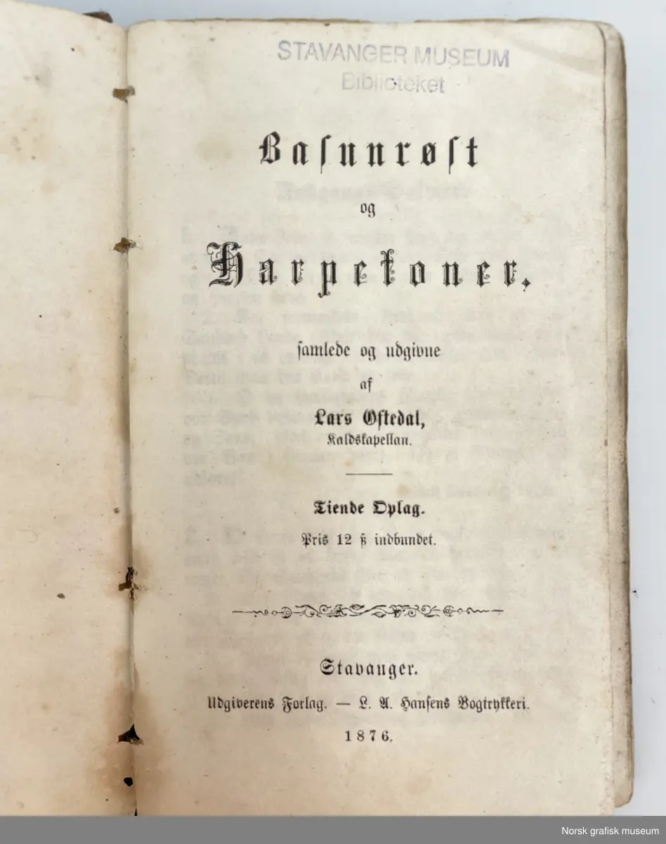 "Basunrøst og harpetoner. Samlede og udgivne af Lars Oftedal" Tiende opplag. 

Sort kvartbind med papiromslag og lerretsrygg. Uten annen dekor eller tittel på utsiden. Baksiden er nesten helt løsnet fra resten av boken. 
Gotisk skrift.