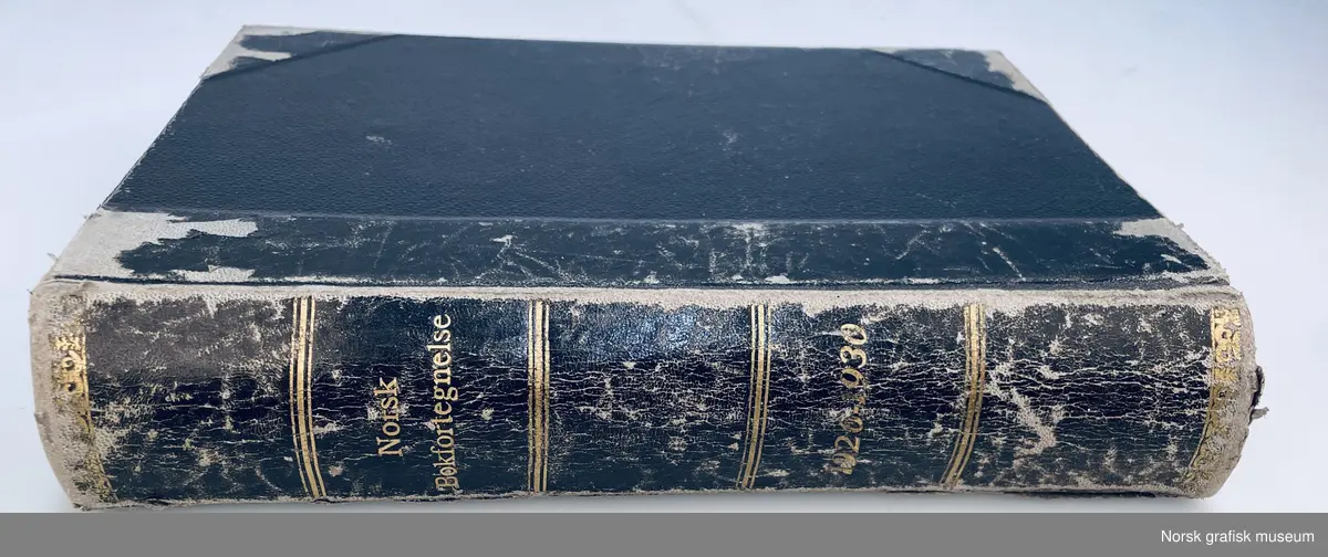"Norsk bokfortegnelse for 1926-1930" er en salgskatalog, nasjonalbibliografi og forfatteroversikt. Boken på 625 sider et sort halvbind, med glatt skinn på rygg og hjørner, og et grovere skinn på omslaget. Dekorert forsatspapir. Ryggen er dekorert med border og tittel i gullpreg. Boken bærer preg av slitasje, men er hel.