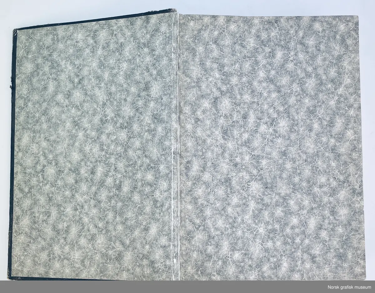 "Norsk bokfortegnelse for 1926-1930" er en salgskatalog, nasjonalbibliografi og forfatteroversikt. Boken på 625 sider et sort halvbind, med glatt skinn på rygg og hjørner, og et grovere skinn på omslaget. Dekorert forsatspapir. Ryggen er dekorert med border og tittel i gullpreg. Boken bærer preg av slitasje, men er hel.