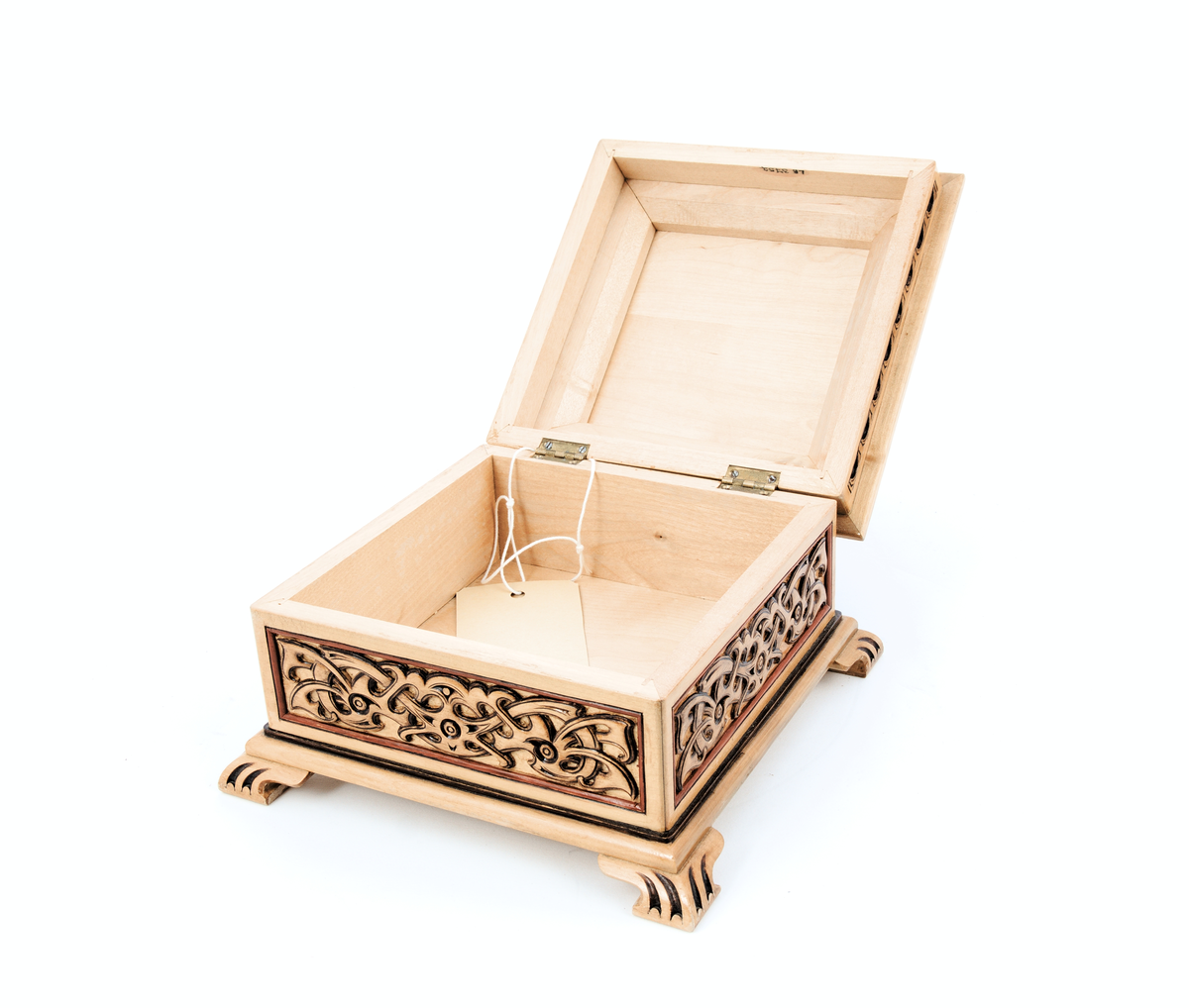Treskrin med utskoren ornamentikk.