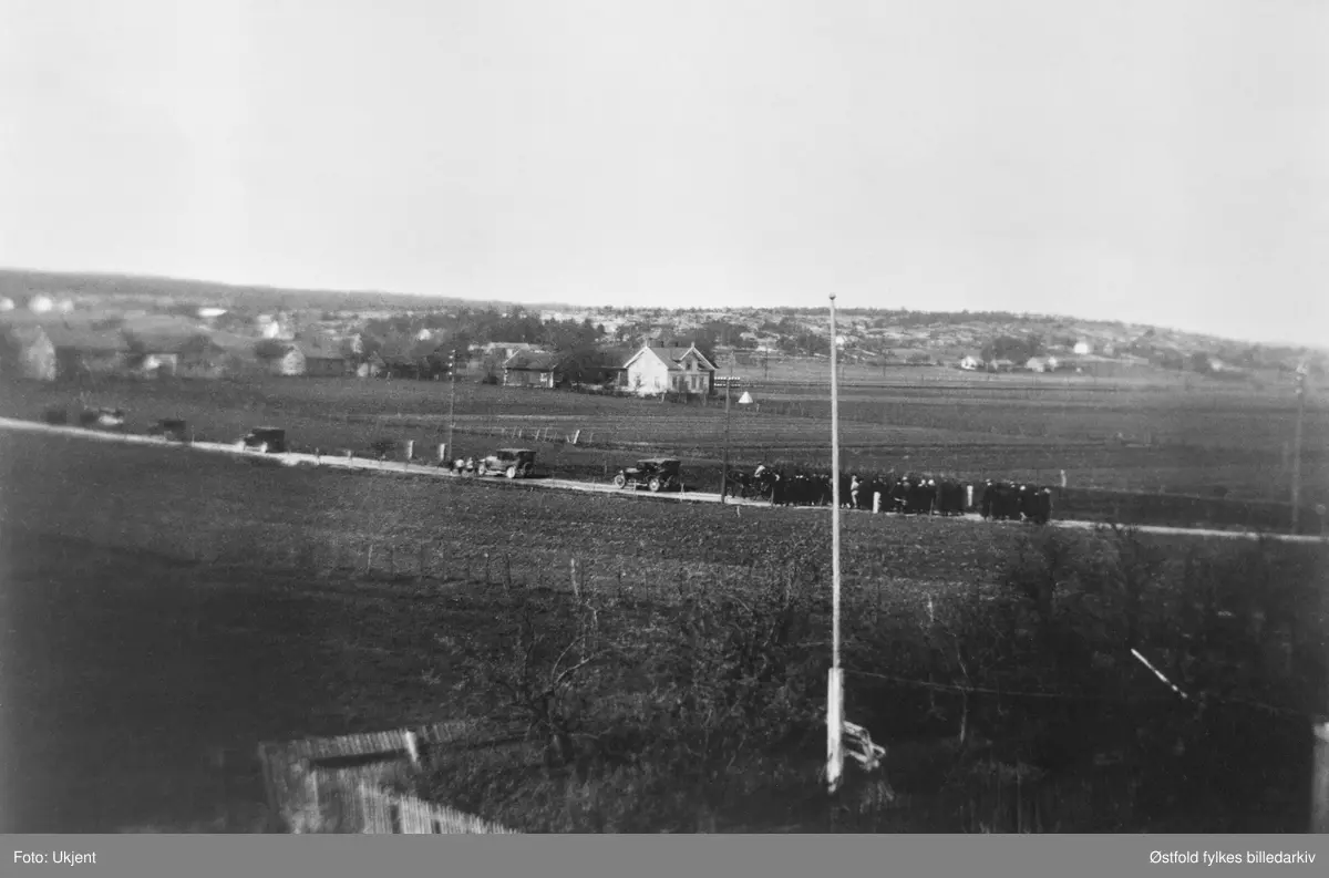 Olivia Jonassen Hjelm begraves fra sitt hjem, Meiseveien 2, Hauge, Rolvsøy i mai 1930. Gravfølget langs landeveien.