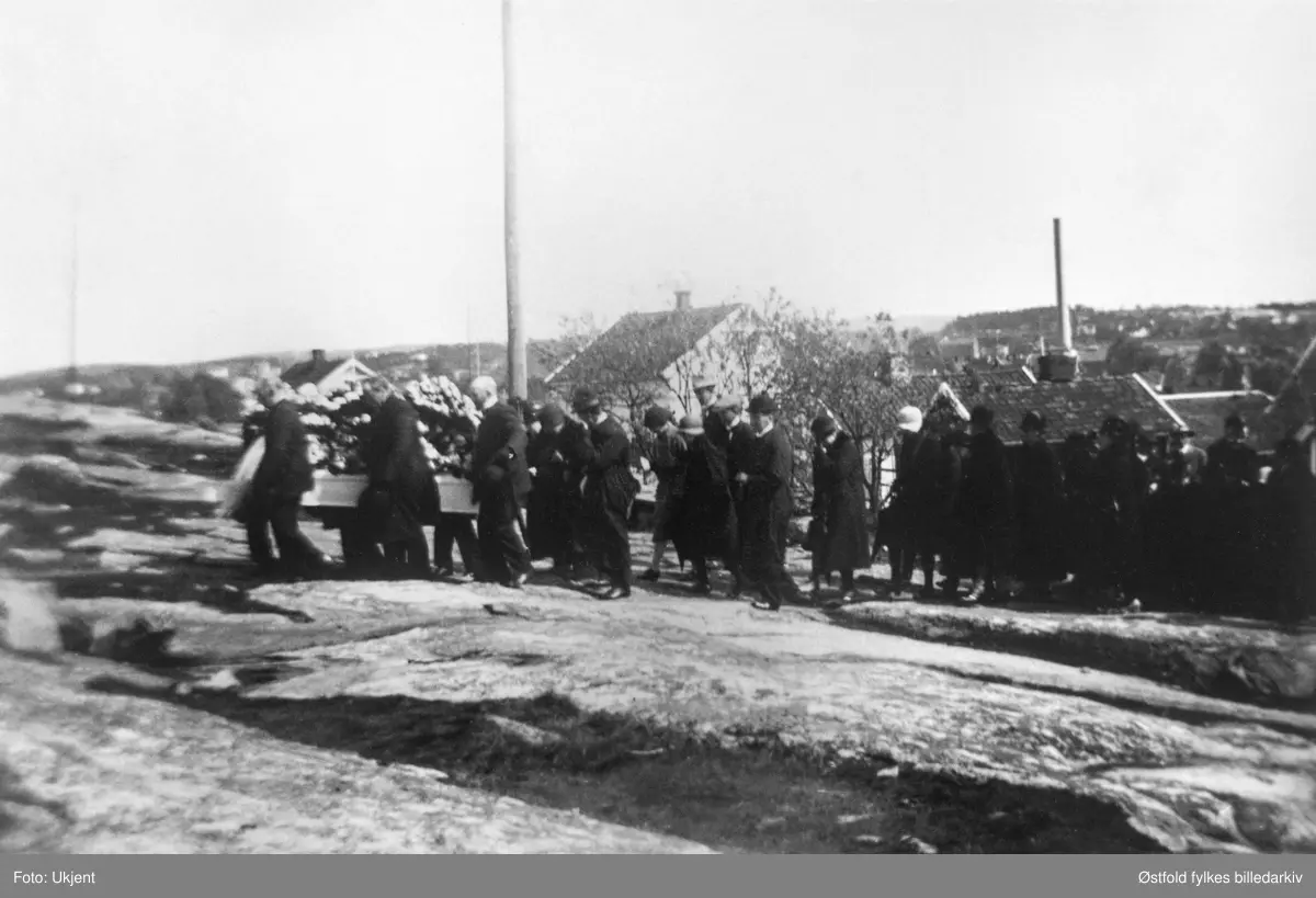 Olivia Jonassen Hjelm begraves fra sitt hjem, Meiseveien 2, Hauge, Rolvsøy i mai 1930. Gravfølget med kista bæres til vogna.