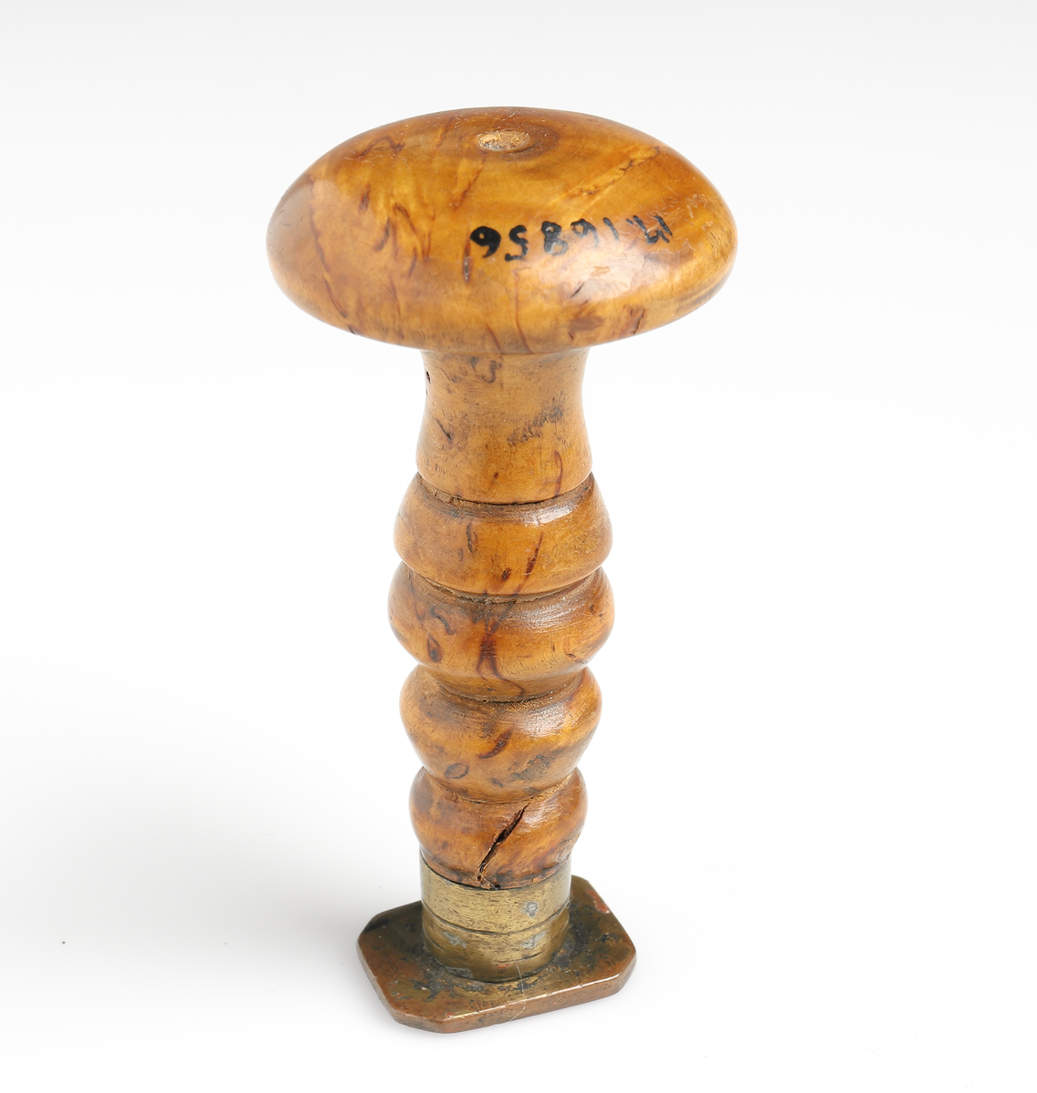 Sigillstamp med monogram JGM. Kort svartbrunt träskaft. Har brukats vid lackförsegling av brev eller andra handlingar (under 1800-talets mitt).
 
Inskrivet i huvudkatalog 1960.