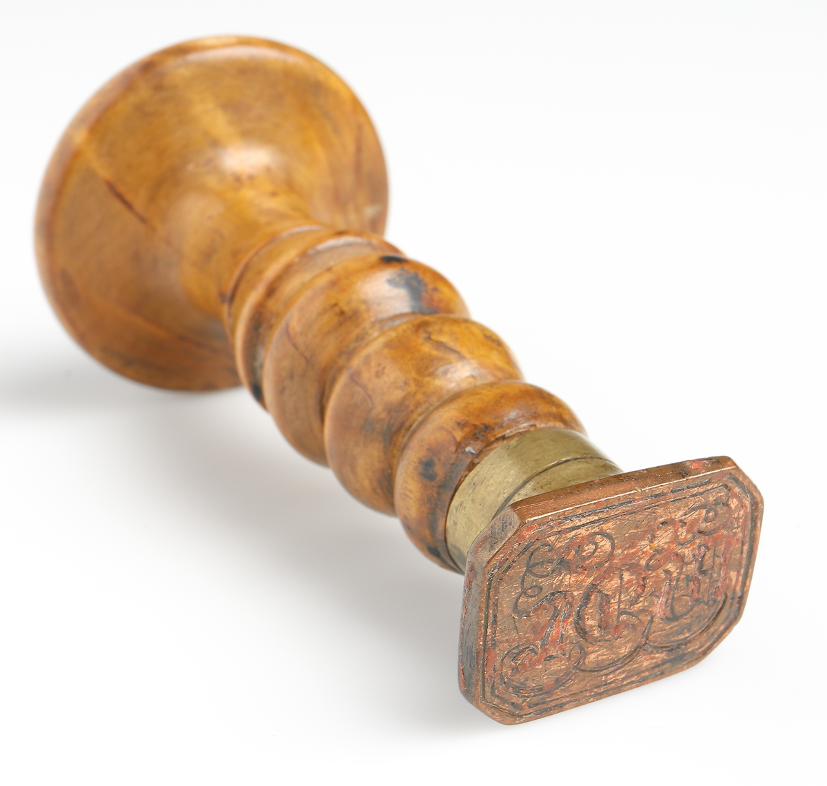 Sigillstamp med monogram JGM. Kort svartbrunt träskaft. Har brukats vid lackförsegling av brev eller andra handlingar (under 1800-talets mitt).
 
Inskrivet i huvudkatalog 1960.