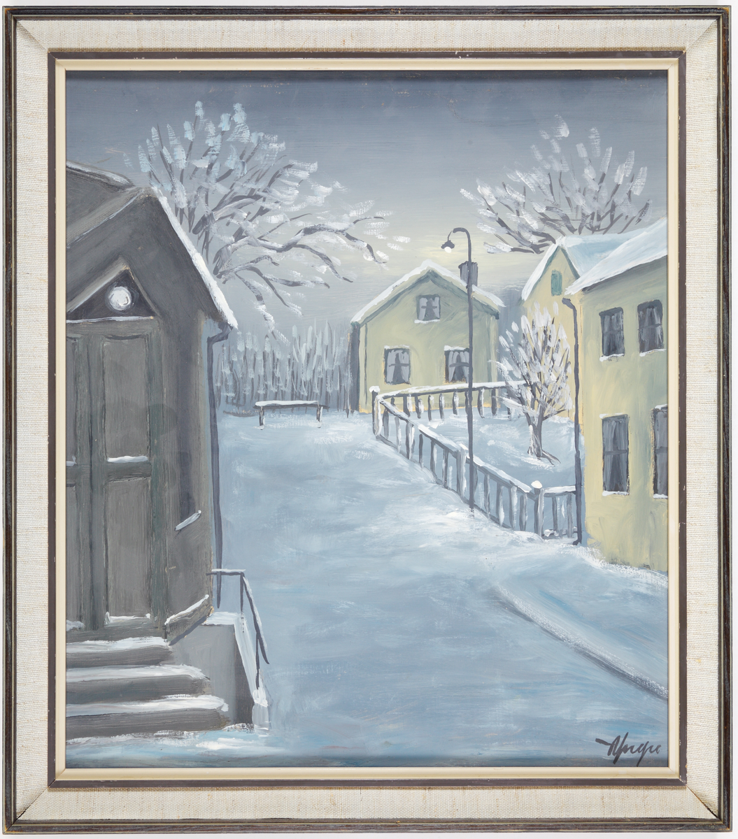 Föreställer hörnet Sandgärdsgatan /Lilla Bäckgatan i Växjö en grå vinterdag, trol. på 1950-talet.
