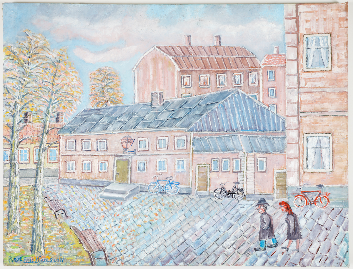 Föreställer Växjö gamla polishus vid Kronobergsgatan.
Naivistiskt målat.
