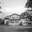 Sedan länge skräpmark hyste tidigare tomten bildens vackra fastighet tills byggnaderna revs fotoåret 1952. Huset var uppfört 1877 av förre handlaren August Curman som ersättning för hans tidigare villa Augustberg i Tannefors. Curman gav den nya villan namnet Lyckan, möjligtvis hämtat från markområdets beteckning Snutlyckan. Senare ägare, Claes Gudmund Nyblaeus, namnändrade villan till Claestorp, vilket bestod tills det mer formella gatunamnet Gamla Tanneforsvägen 15B kom att gälla.