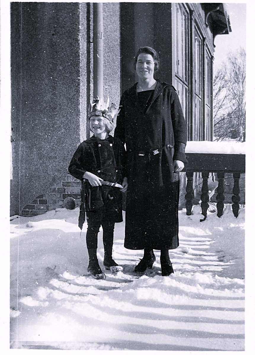 Foto av servitris och krigare (enligt bildtext i album). Text baksida kort: "Flickan heter Ingeborg, är i matsalen".